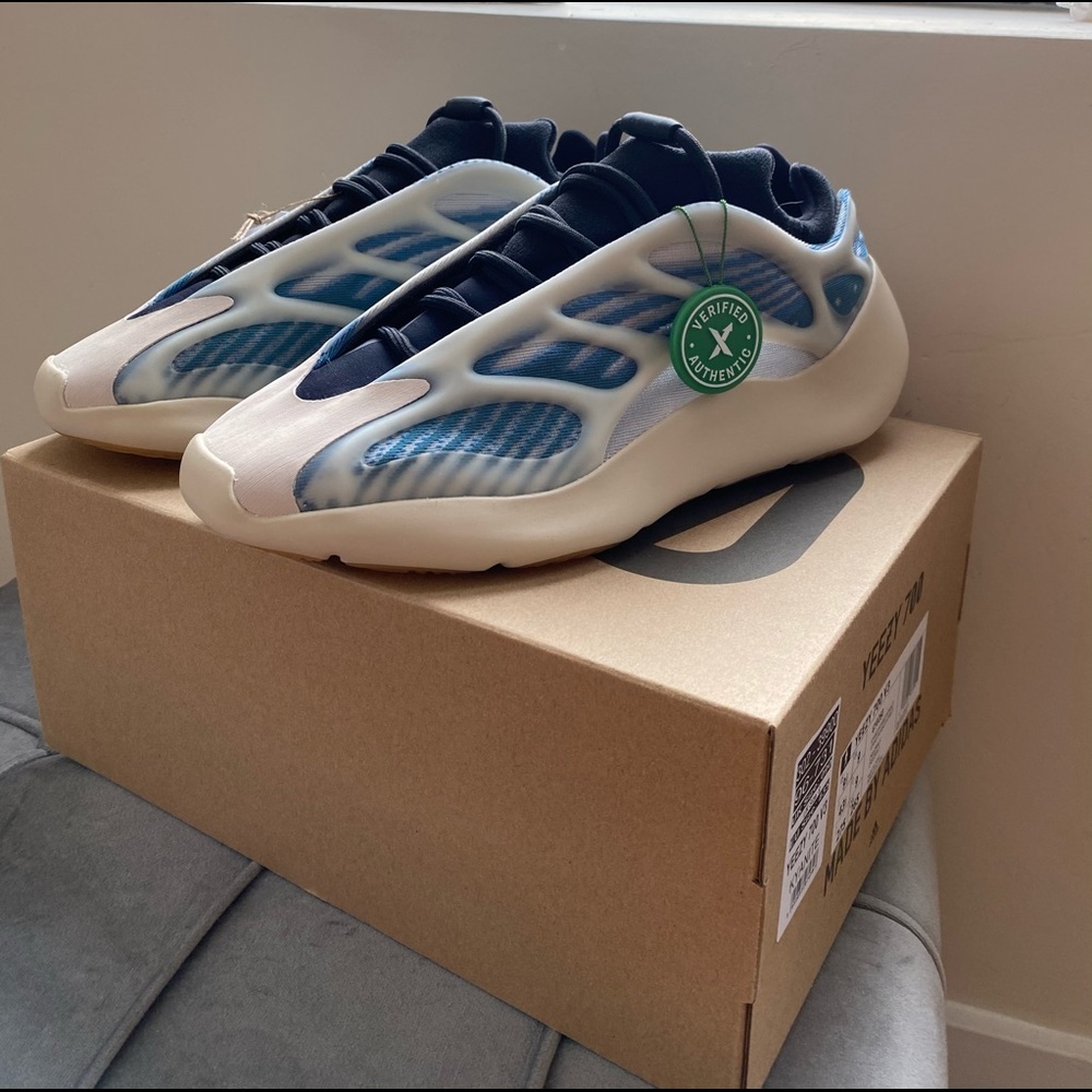 New original Adidas Yeezy 700 V3 Kayanite.